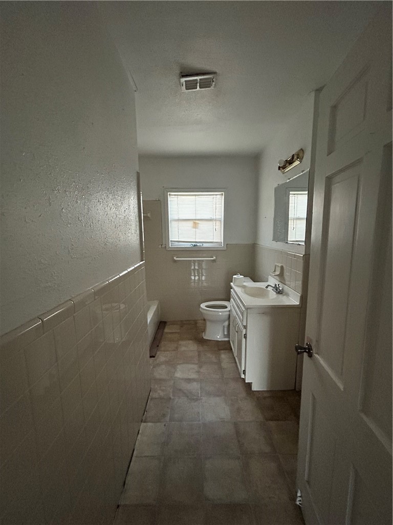 1041 East 5th Street Alice, TX 78332 - Photo 5 of 19 a view of a room with window and bathroom