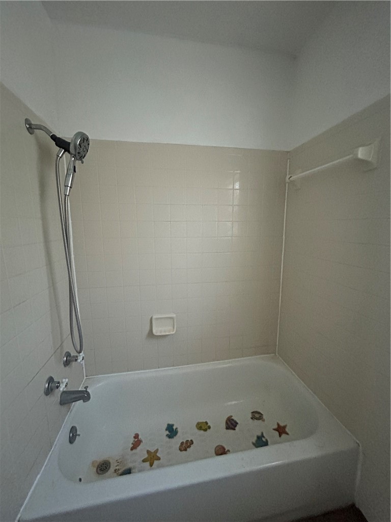 1041 East 5th Street Alice, TX 78332 - Photo 6 of 19 a bathroom with a bathtub