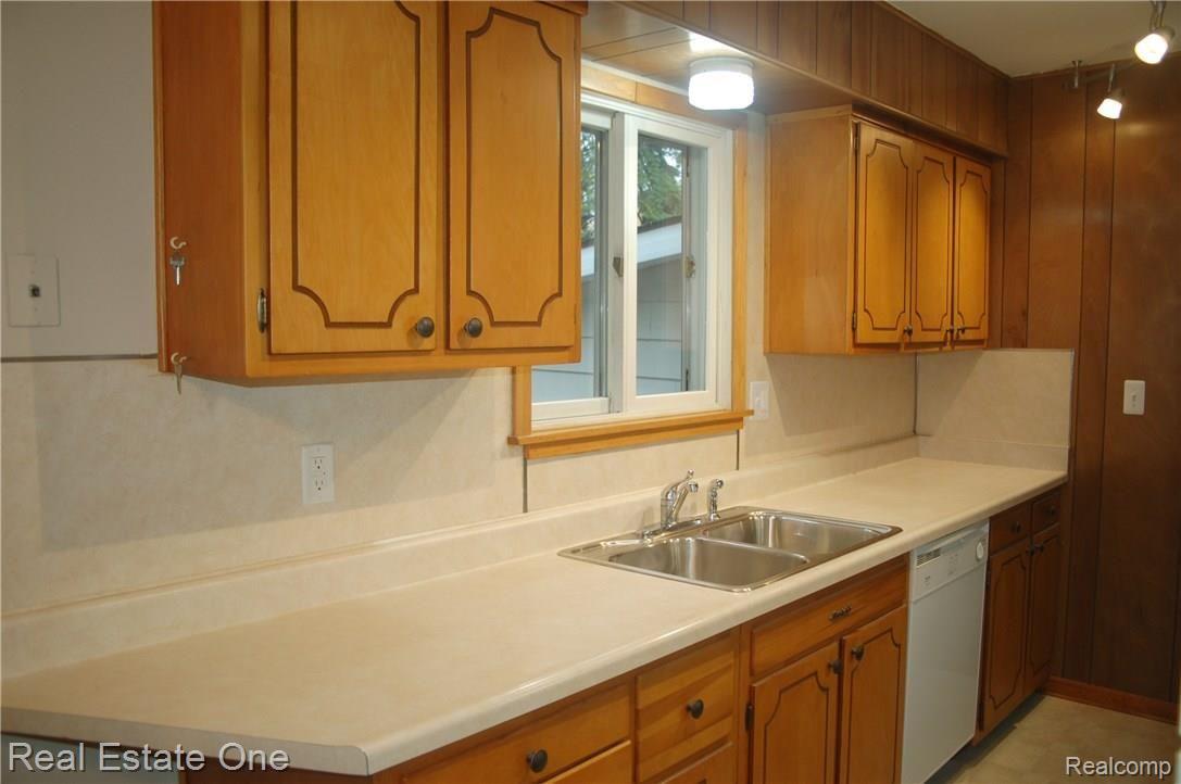 1886 Grace Avenue Rochester, MI 48309 - Photo 4 of 13 kitchen (2).JPG