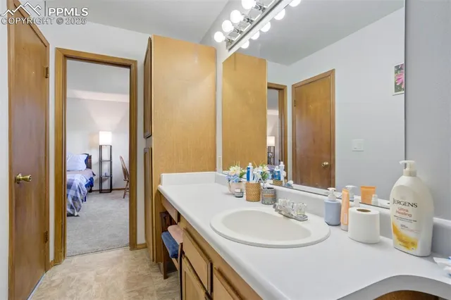 a en suite bathroom with a double vanity sink and a mirror
