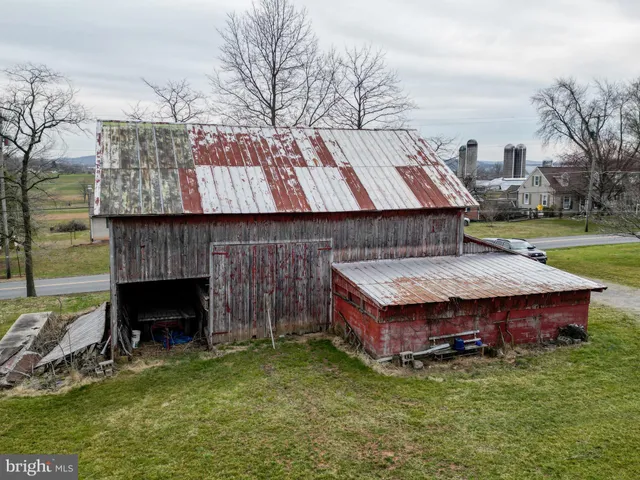 a wooden bench sitting in a yard next to a building