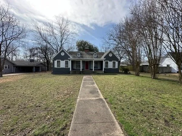 a view of house with a yard