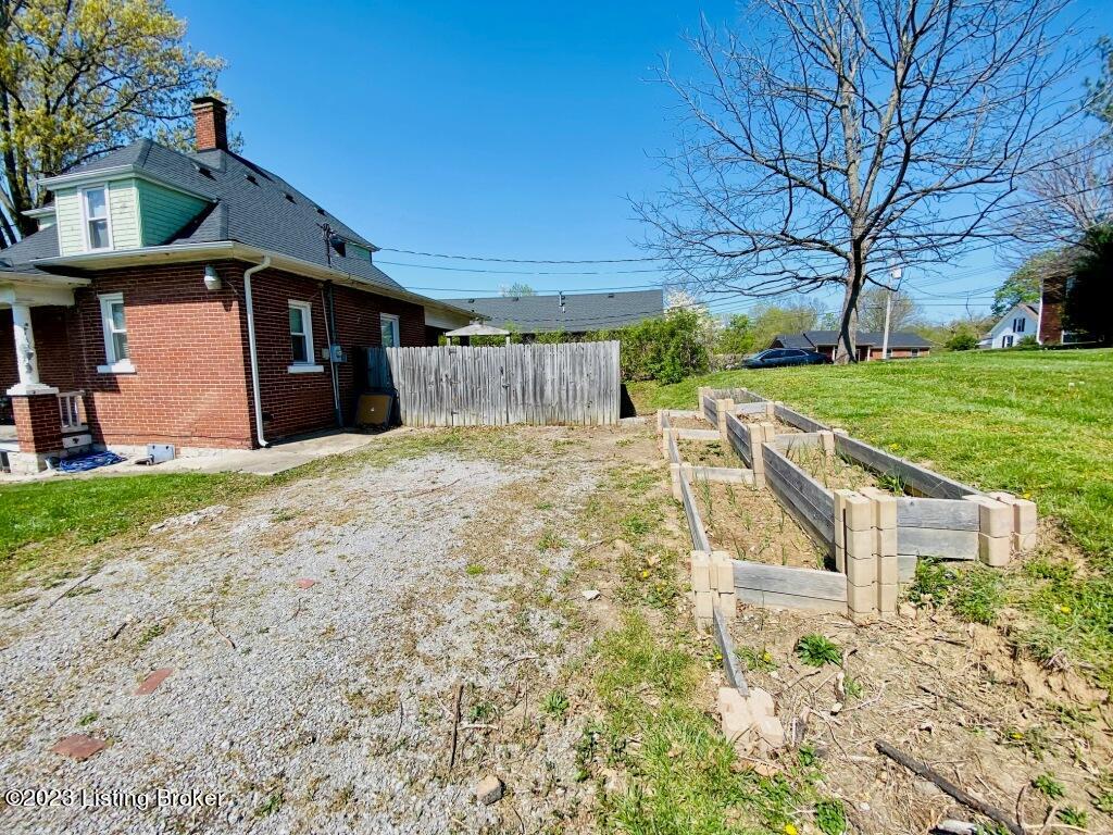 405 East Main Street Springfield, KY 40069 - Photo 22 of 26 022_Driveway