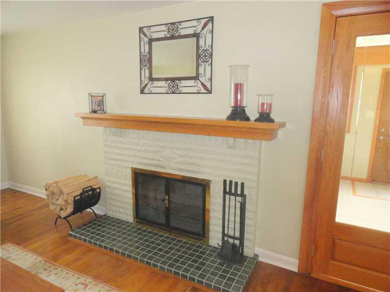 75 West Chapel Ridge Road Fox Chapel, PA 15238 - Photo 9 of 25 Living Room.