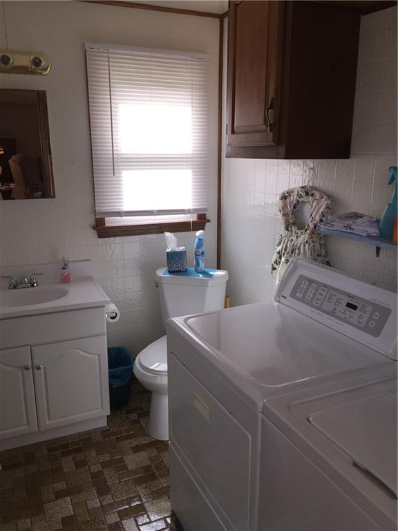 177 McIntyre Road Pittsburgh, PA 15237 - Photo 7 of 10 First floor laundry / powder room. Laundry can be moved to the basement in the utility area.