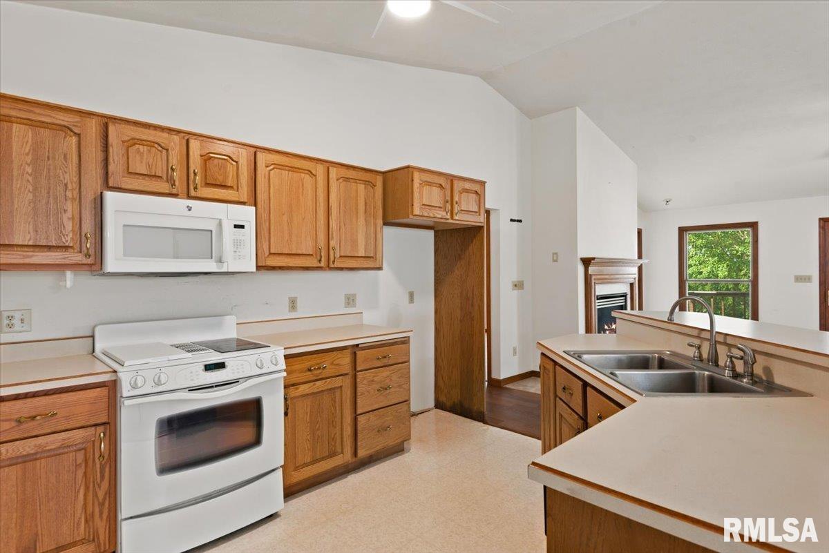 1997 New Lake Road Jacksonville, IL 62650 - Photo 9 of 39