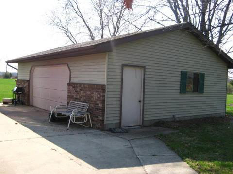 16340 Oakley Road Chesaning, MI 48616 - Photo 2 of 12 20229823-1.JPG