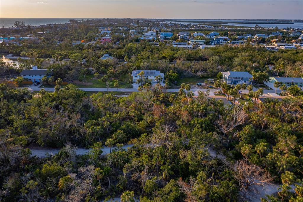 560 Gulf Bay Road Longboat Key, FL 34228 - Photo 23 of 38