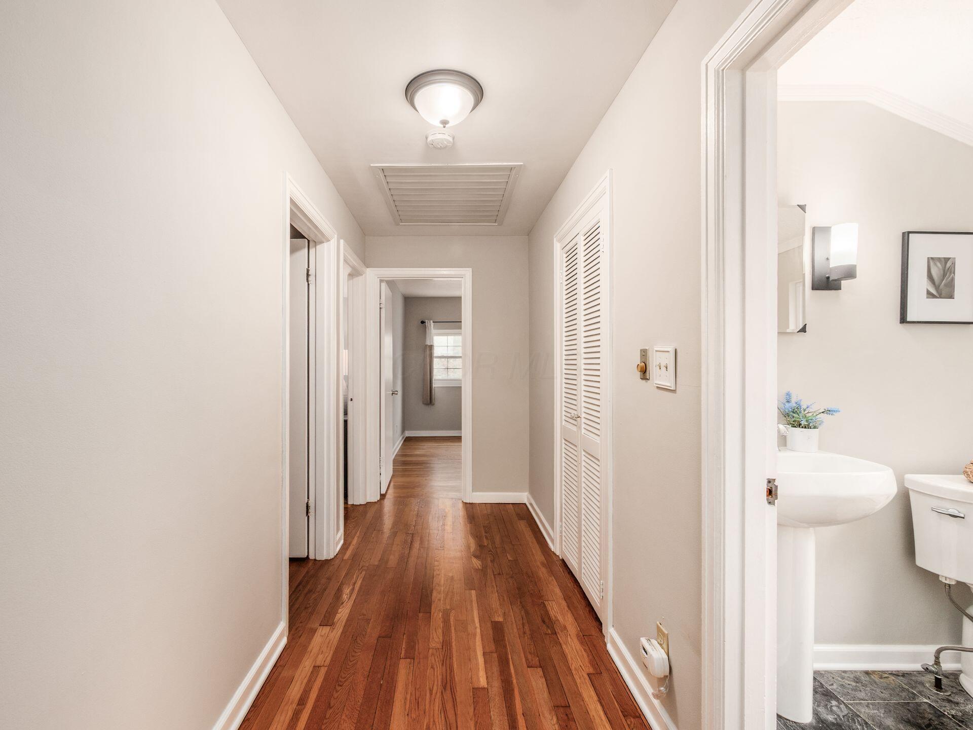 2569 Chester Road Upper Arlington, OH 43221 - Photo 19 of 52 Upstairs Hallway