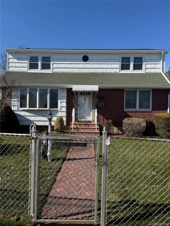 $2,400 | 31 Lenox Avenue, Westbury, NY 11590