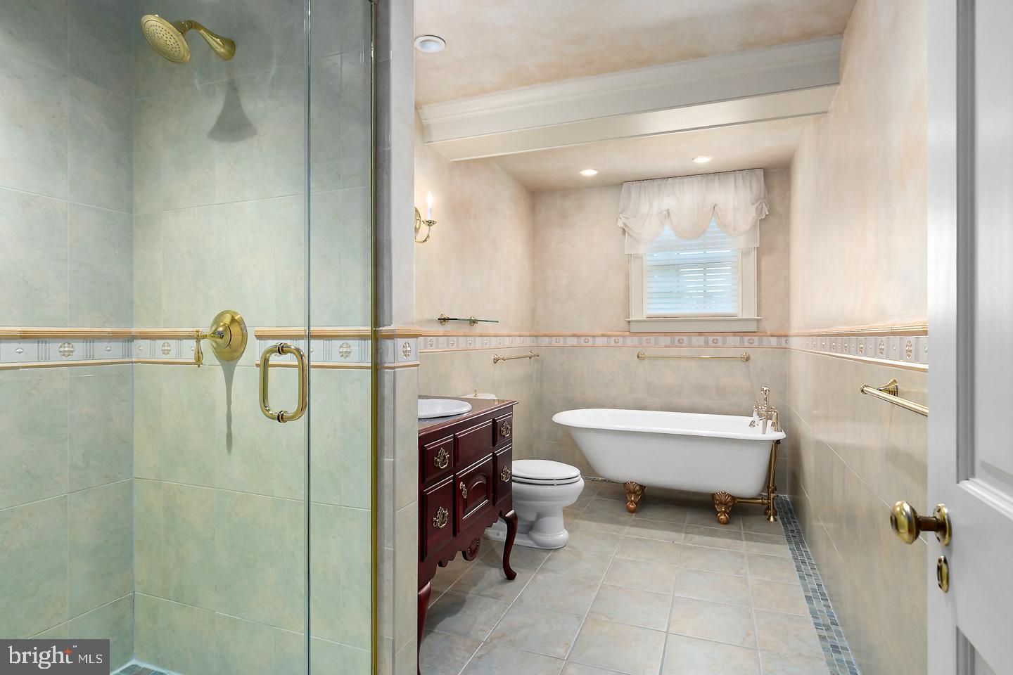 628 Windsock Way Moorestown, NJ 08057 - Photo 34 of 50 a bathroom with a toilet a sink and shower