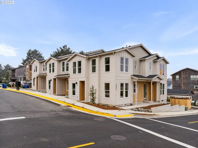 $379,900 | 305 Southeast Jetty Avenue, Unit B, Lincoln City, OR 97367