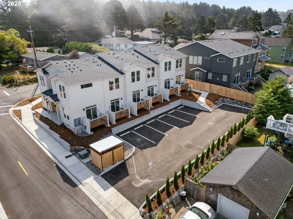 $359,900 | 305 Southeast Jetty Avenue, Unit B, Lincoln City, OR 97367