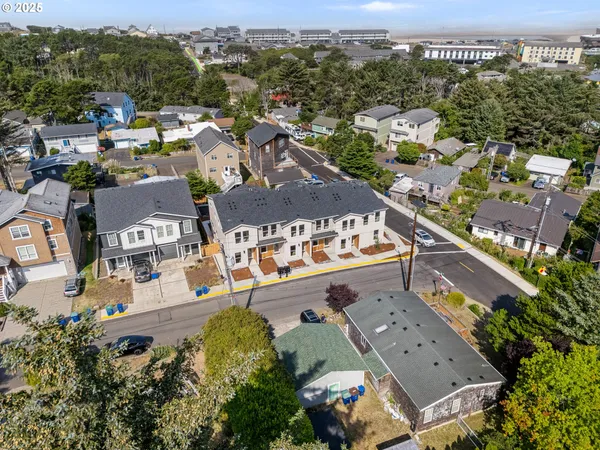 $359,900 | 305 Southeast Jetty Avenue, Unit B, Lincoln City, OR 97367