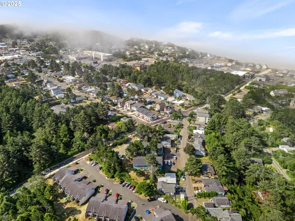 $359,900 | 305 Southeast Jetty Avenue, Unit B, Lincoln City, OR 97367