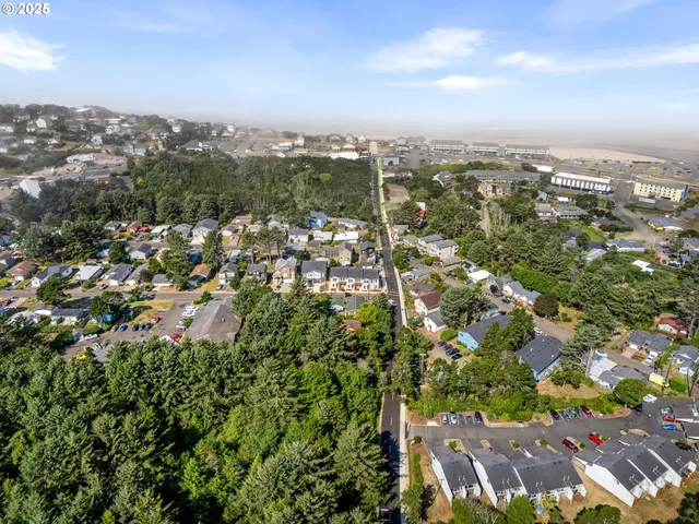 $379,900 | 305 Southeast Jetty Avenue, Unit B, Lincoln City, OR 97367