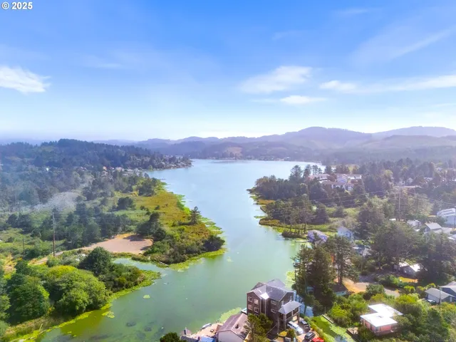 $379,900 | 305 Southeast Jetty Avenue, Unit B, Lincoln City, OR 97367