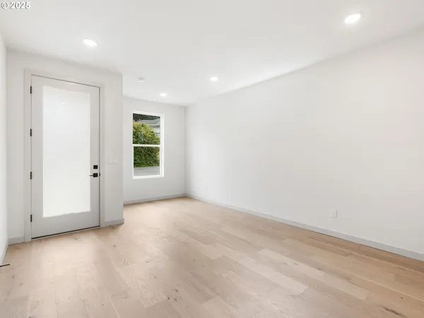 $359,900 | 305 Southeast Jetty Avenue, Unit B, Lincoln City, OR 97367