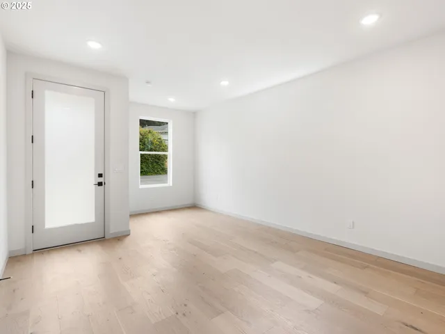 $379,900 | 305 Southeast Jetty Avenue, Unit B, Lincoln City, OR 97367