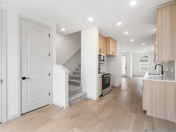 $359,900 | 305 Southeast Jetty Avenue, Unit B, Lincoln City, OR 97367