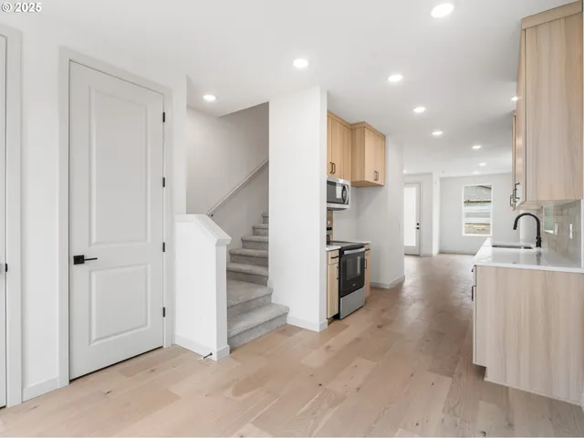 $379,900 | 305 Southeast Jetty Avenue, Unit B, Lincoln City, OR 97367