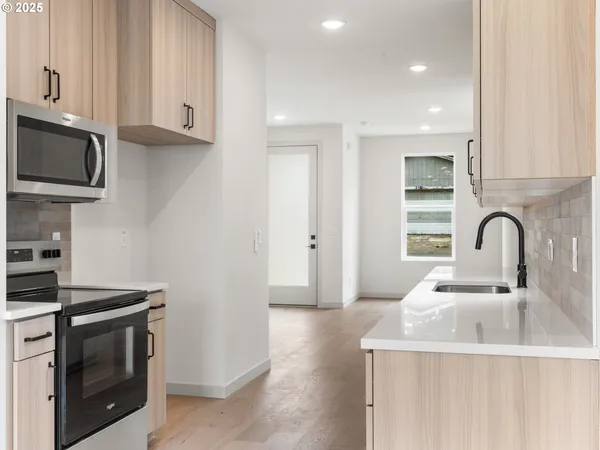 $359,900 | 305 Southeast Jetty Avenue, Unit B, Lincoln City, OR 97367