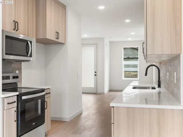 $379,900 | 305 Southeast Jetty Avenue, Unit B, Lincoln City, OR 97367