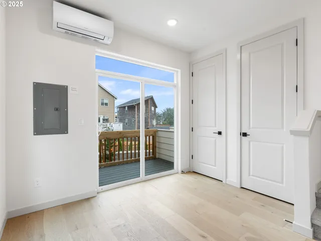 $379,900 | 305 Southeast Jetty Avenue, Unit B, Lincoln City, OR 97367