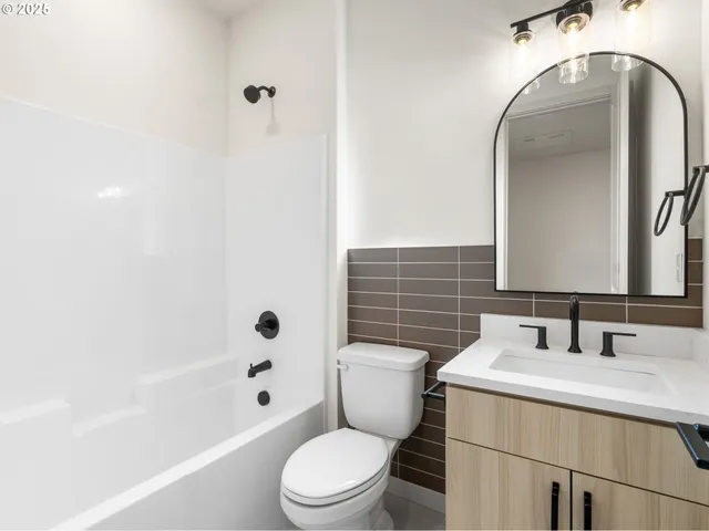 $379,900 | 305 Southeast Jetty Avenue, Unit B, Lincoln City, OR 97367