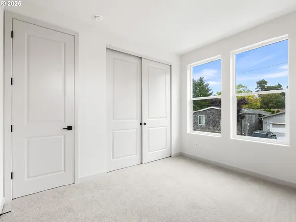 $359,900 | 305 Southeast Jetty Avenue, Unit B, Lincoln City, OR 97367