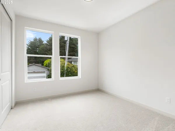 $359,900 | 305 Southeast Jetty Avenue, Unit B, Lincoln City, OR 97367