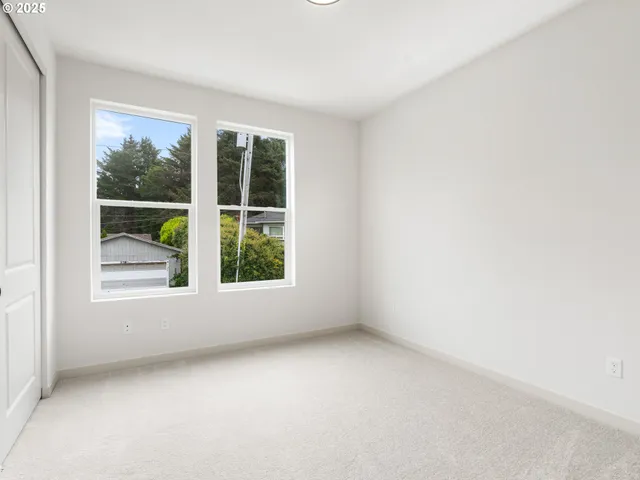 $379,900 | 305 Southeast Jetty Avenue, Unit B, Lincoln City, OR 97367