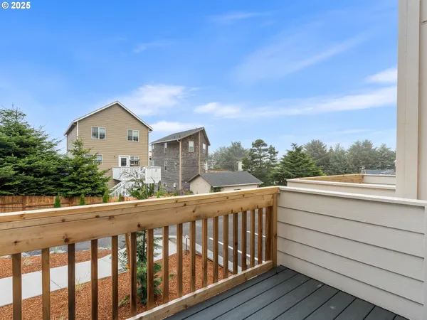 $359,900 | 305 Southeast Jetty Avenue, Unit B, Lincoln City, OR 97367