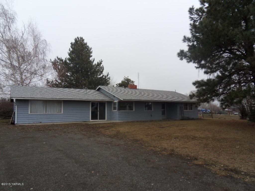 14661 Rutherford Road Yakima, WA 98903 - Photo 2 of 30 a front view of a house with a garden