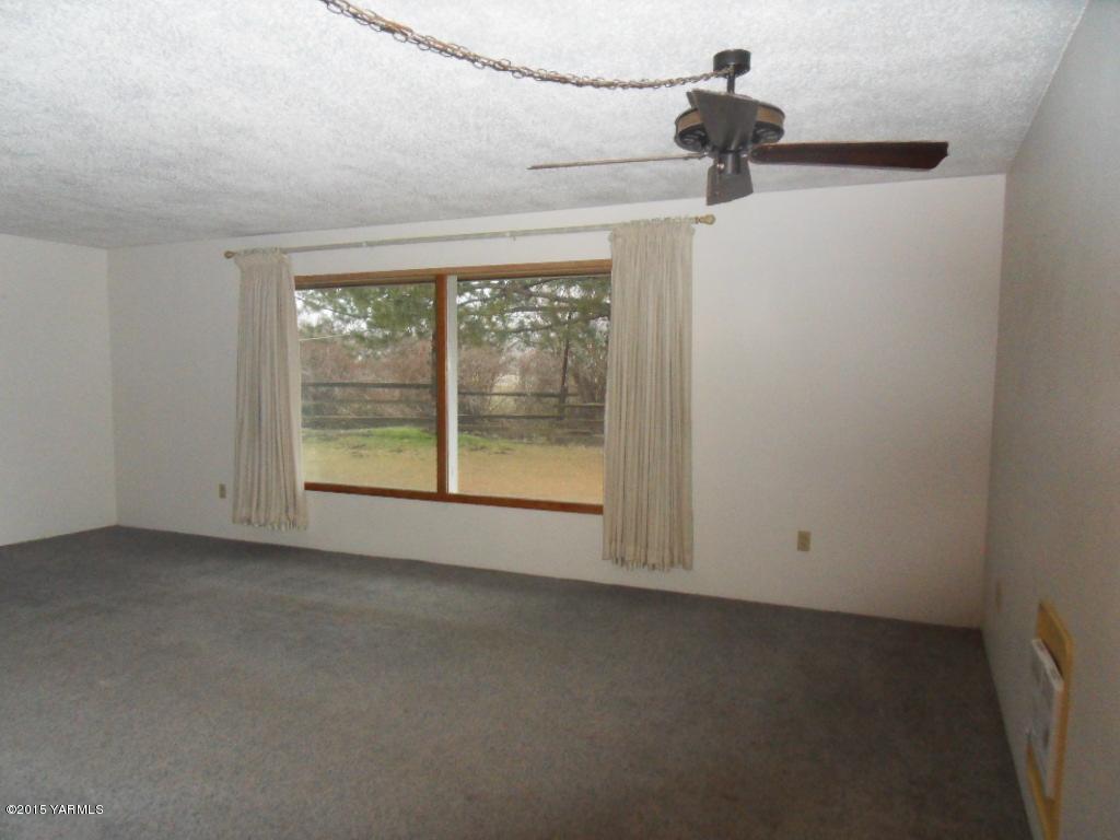 14661 Rutherford Road Yakima, WA 98903 - Photo 12 of 30 a view of empty room with ceiling fan