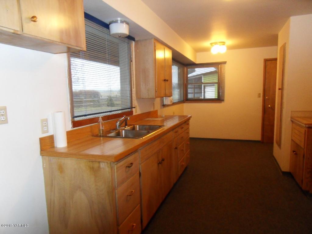 14661 Rutherford Road Yakima, WA 98903 - Photo 15 of 30 a bathroom with a sink and a large mirror