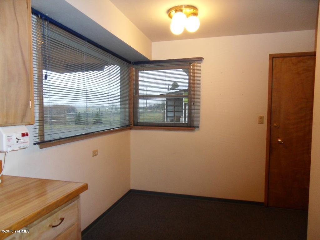 14661 Rutherford Road Yakima, WA 98903 - Photo 16 of 30 a view of empty room with wooden floor and fan
