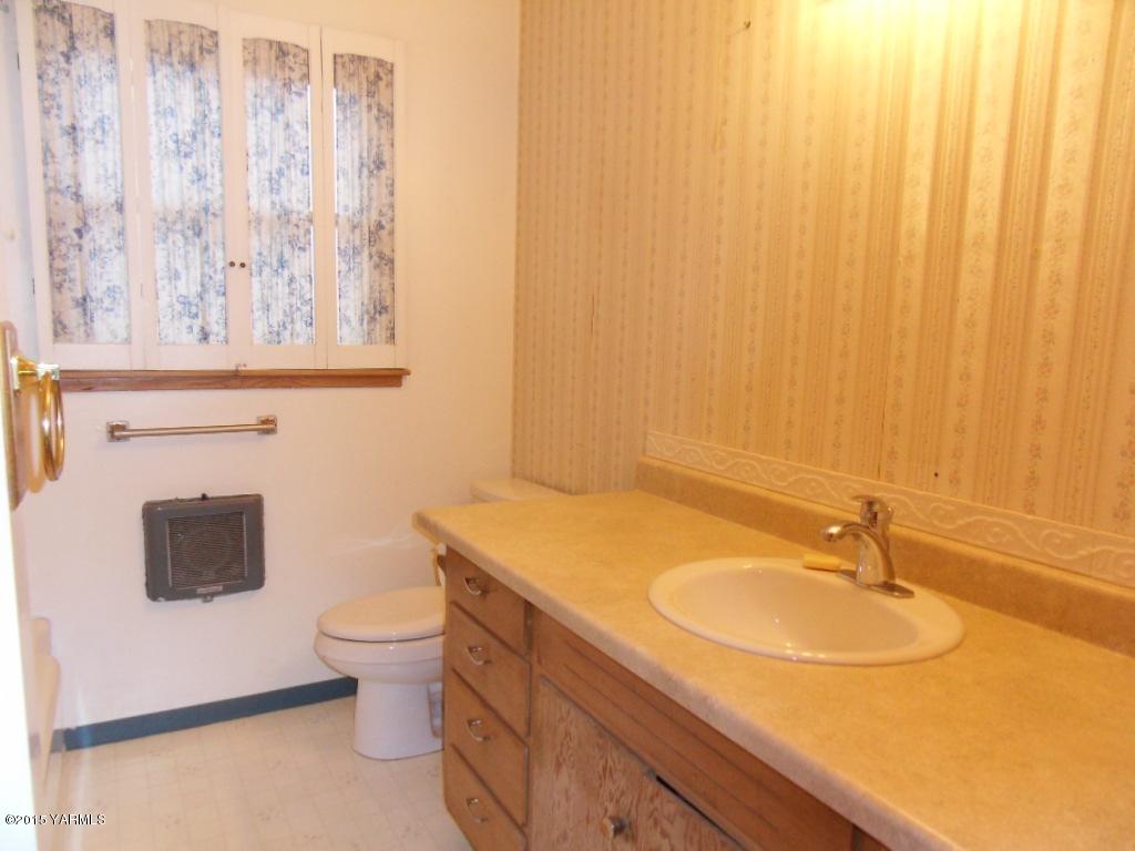 14661 Rutherford Road Yakima, WA 98903 - Photo 21 of 30 a bathroom with a sink and a mirror