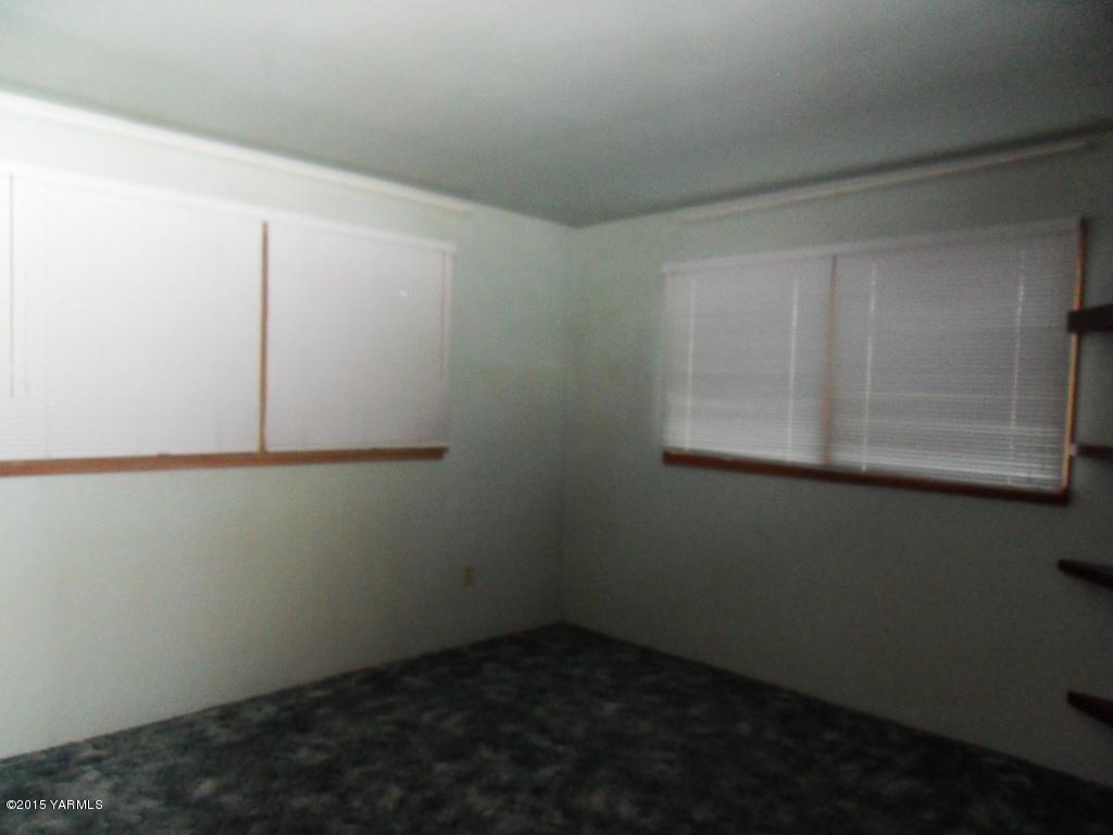 14661 Rutherford Road Yakima, WA 98903 - Photo 23 of 30 an empty room with a window