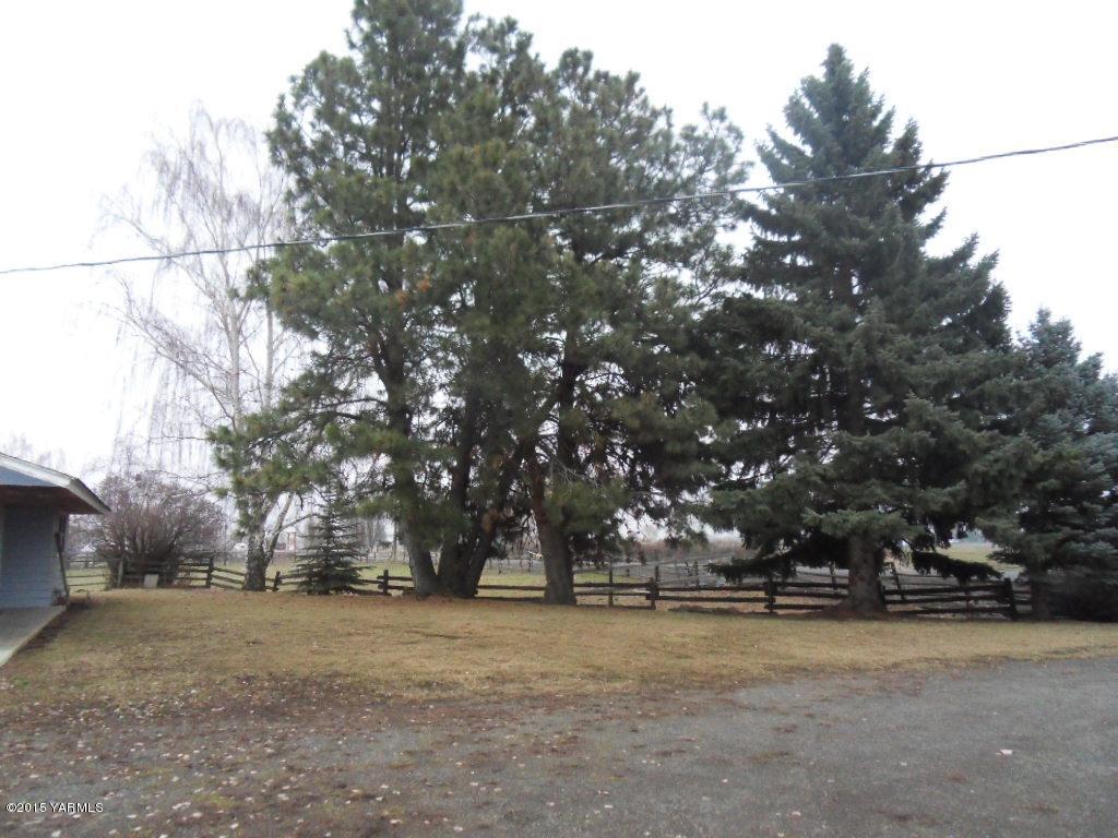 14661 Rutherford Road Yakima, WA 98903 - Photo 4 of 30 a big yard with large trees