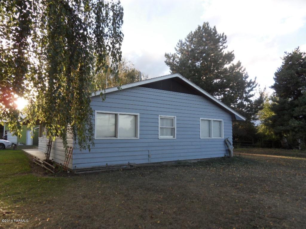 14661 Rutherford Road Yakima, WA 98903 - Photo 5 of 30 front view of a house with a yard