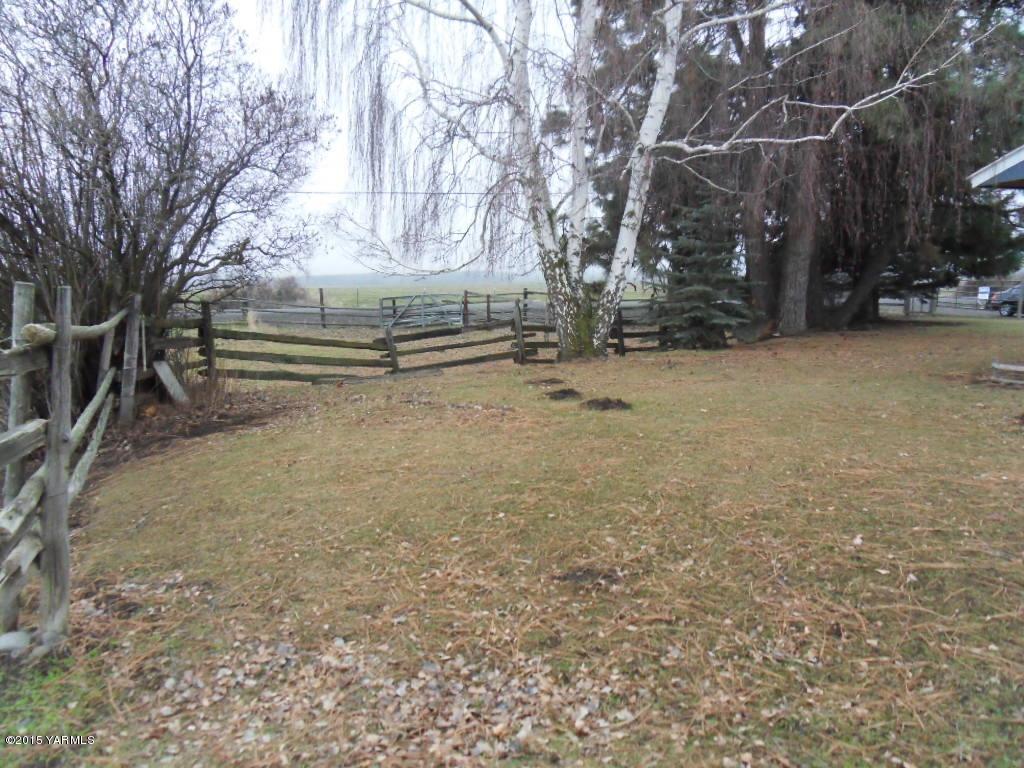 14661 Rutherford Road Yakima, WA 98903 - Photo 6 of 30 a view of backyard space