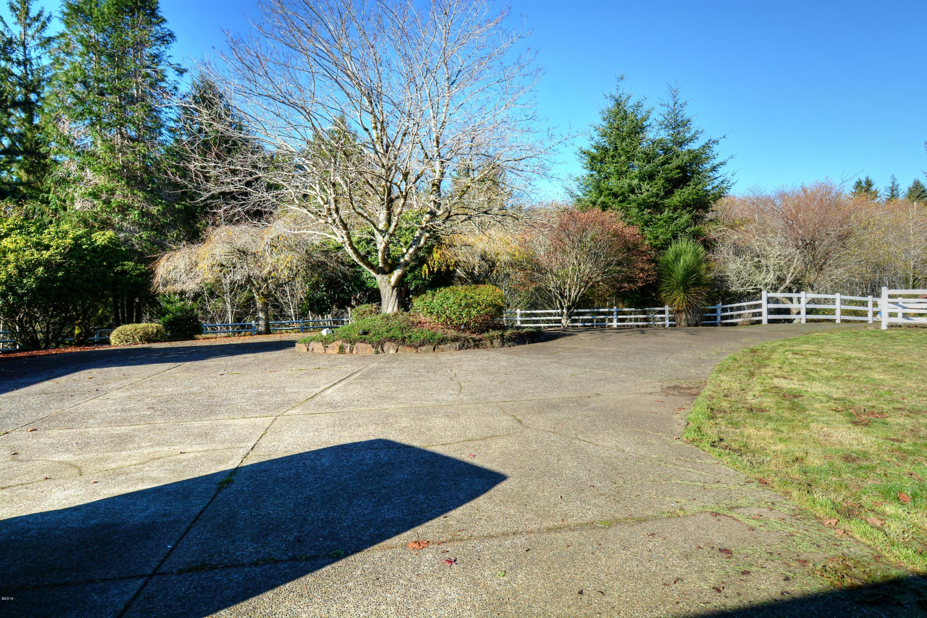 3220 North Bayview Road Waldport, OR 97394 - Photo 27 of 50 Circular Drive