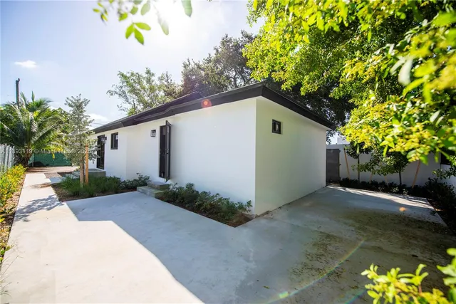 a view of backyard with a tree