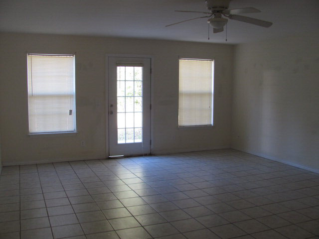 416 West Pedigo Avenue, Unit B Foley, AL 36535 - Photo 5 of 8 Living Room