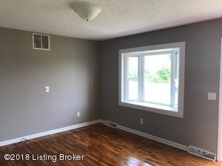 988 Pilcher Road Frankfort, KY 40601 - Photo 8 of 20 Living Room