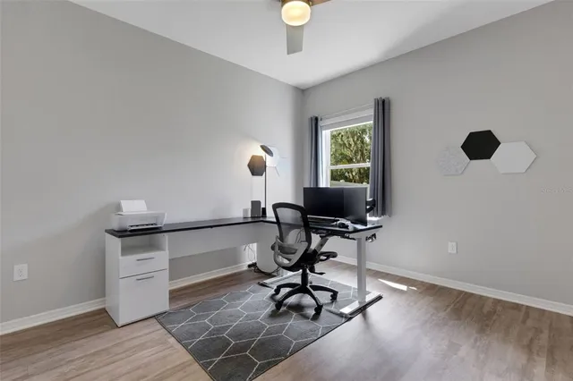 a en suite bathroom with a double vanity sink and mirror
