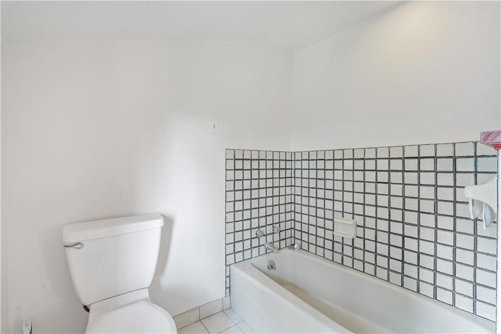 1318 Sky Ridge Drive Pittsburgh, PA 15241 - Photo 22 of 33 a bathroom with a toilet and bathtub