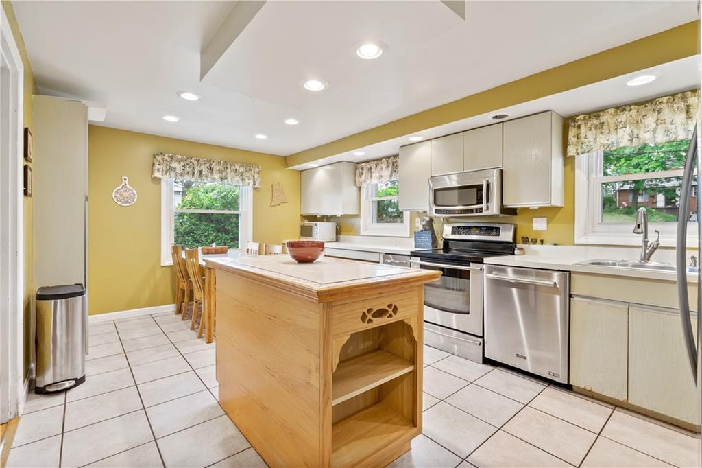1318 Sky Ridge Drive Pittsburgh, PA 15241 - Photo 4 of 33 a kitchen with appliances cabinets and a sink