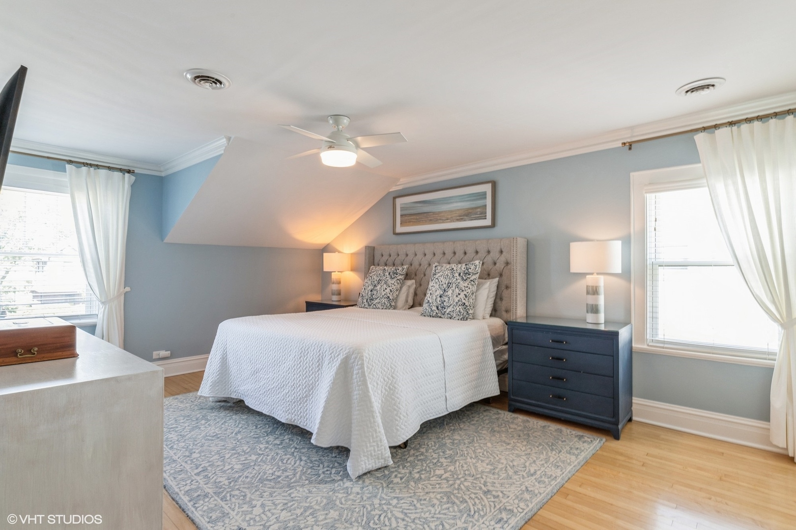 613 South Prospect Avenue Park Ridge, IL 60068 - Photo 12 of 29 a bedroom with a large bed and a window